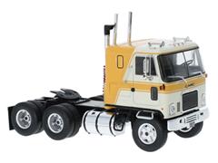 TR167-22 - IXO Models 1970 GMC Astro