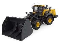 Universal Hobbies Komatsu WA475 10 Wheel Loader