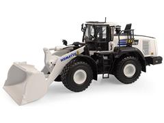 8182 - Universal Hobbies Komatsu WA475 10 Wheel Loader