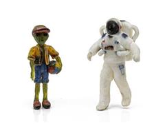 Scenic Accents - Cosmic Travelers 2-Pack Find Me Figures - O Scale #A2861